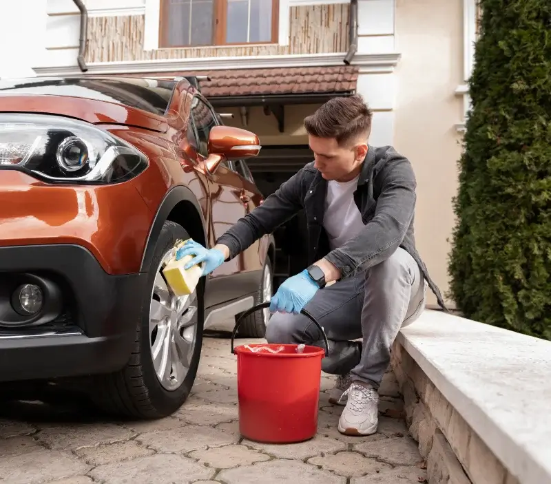 Lavage auto à domicile Houlle : professionnel intervenant sur un véhicule